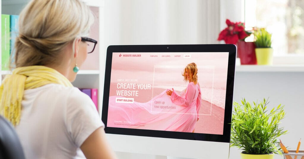 Website erstellen lassen durch eine Frau, sie sitzt dazu an einem Computer und schaut auf ein Webdesign Projekt.
