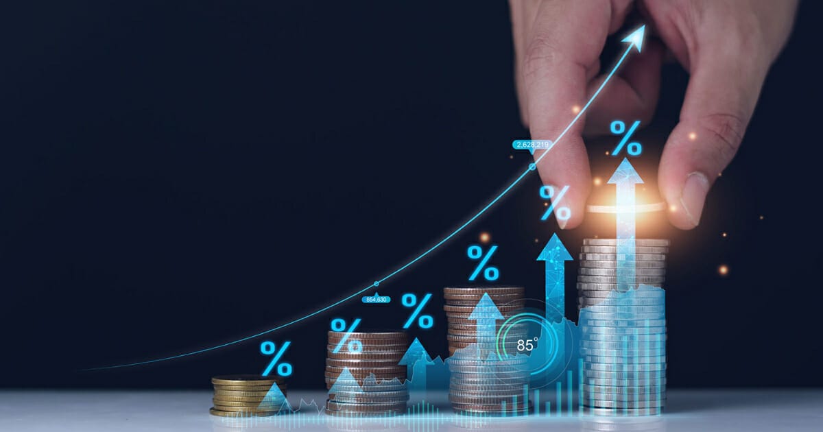 Eine Hand, die einen Stapel Münzen und einen nach oben zeigenden Pfeil hält, symbolisiert finanzielles Wachstum durch eine eigene Website.