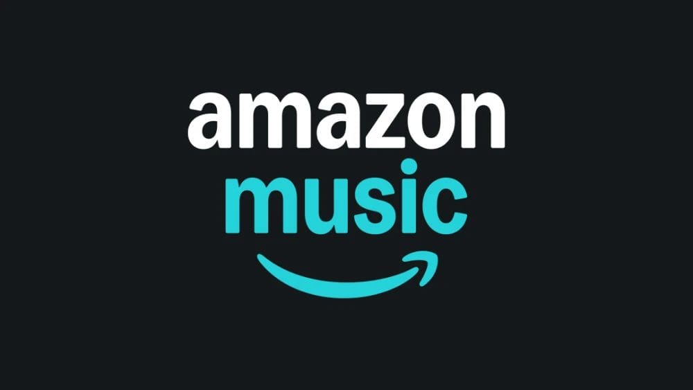 Amazon Music-Logo mit "amazon" in weißen und "music" in blauen Kleinbuchstaben, mit dem Amazon-Pfeil darunter, auf schwarzem Hintergrund.