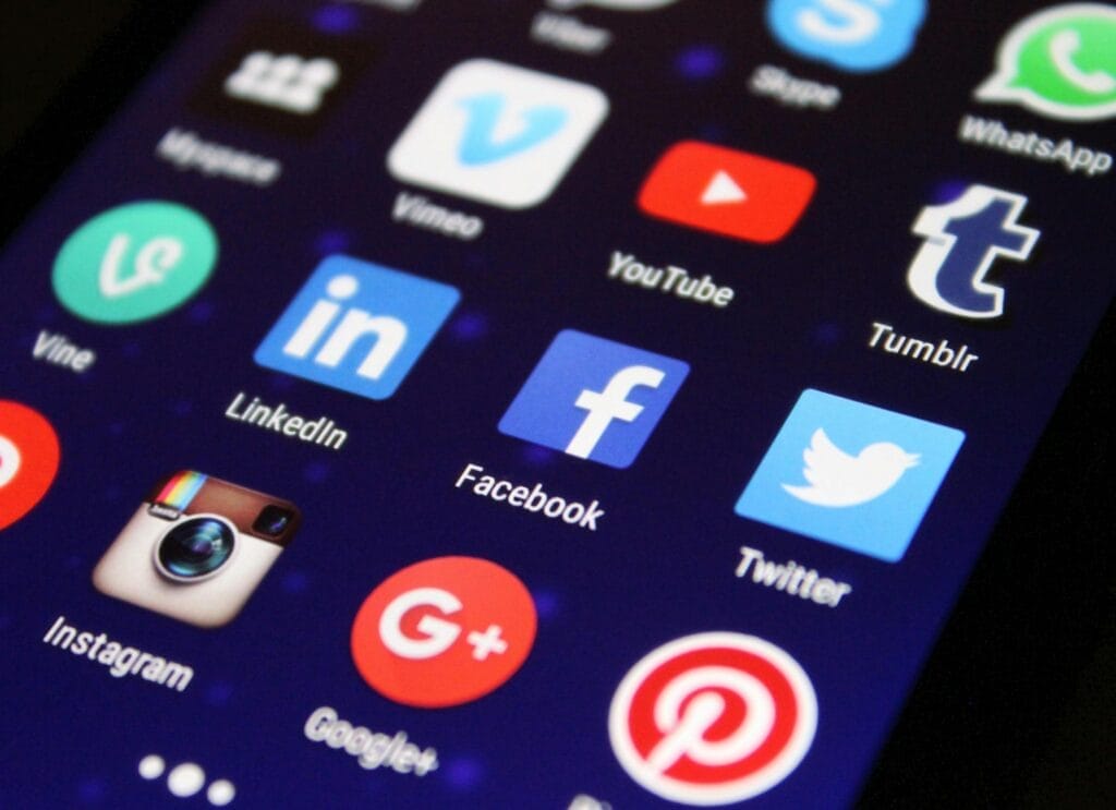 Nahaufnahme eines Smartphone-Bildschirms mit verschiedenen Social-Media-App-Symbolen, ideal zur Veranschaulichung von Social-Media-Marketingstrategien auf Plattformen wie LinkedIn, Facebook, Twitter, Instagram, YouTube, Pinterest und WhatsApp.