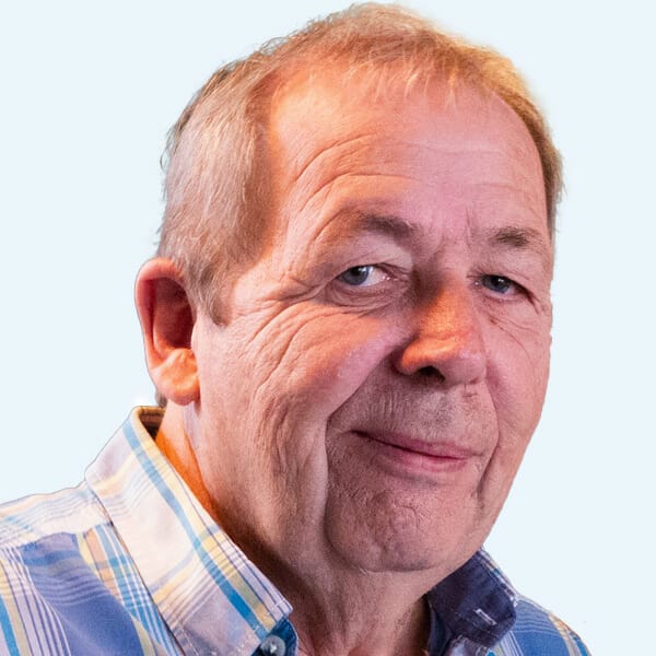 Ein Mann in einem blauen Hemd, der Kunde von Kreativschock ist uns eine Website erstellt bekommen hat.