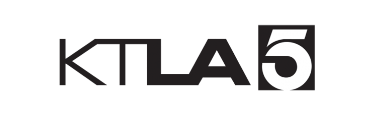 KTLA 5-Logo in schwarzer Schrift auf weißem Hintergrund, mit "KTLA" auf der linken Seite und einer fetten Zahl "5" innerhalb eines Quadrats auf der rechten Seite.