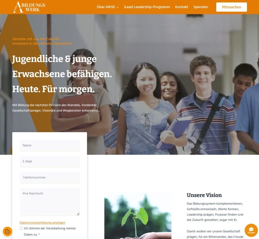 Eine Gruppe lächelnder junger Menschen geht im Freien spazieren, mit einem Anmeldeformular für eine Website auf der linken Seite und Informationen zu einer Bildungseinrichtung auf der rechten Seite.